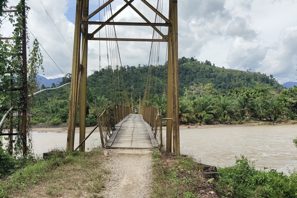 Jembatan Gantung Jalan Transportasi Masyarakat Gampong Siurai Urai Menuju Kecamatan.